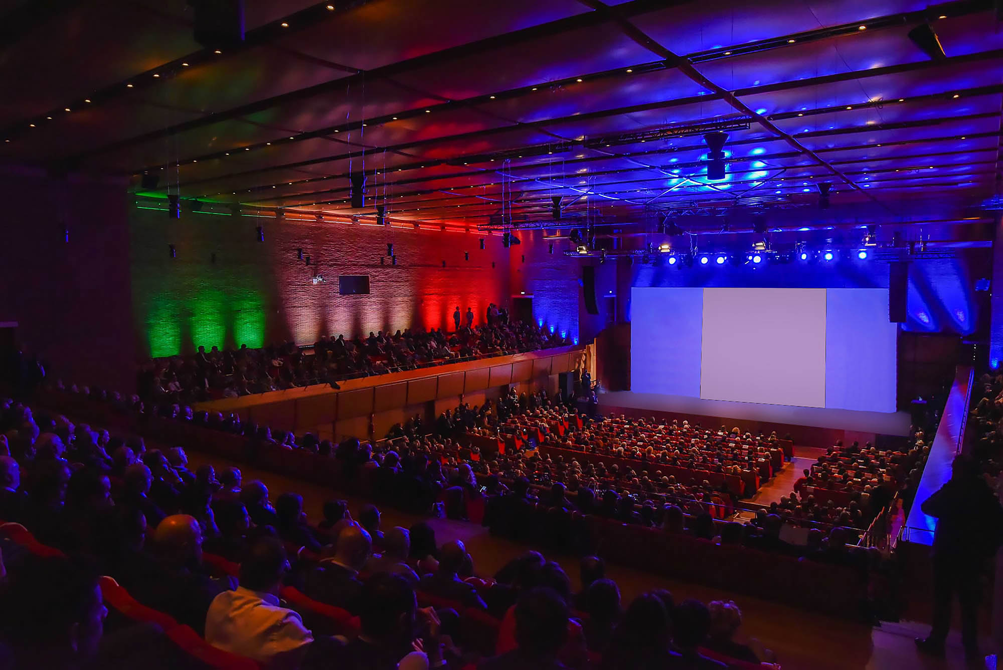 the interior of Auditorium Parco della Musica, specifically Sala Sinopoli, which is a large auditorium with seats on three of the four walls